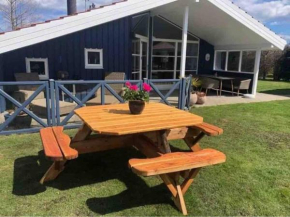 Lækkert sommerhus i gåafstand til by og strand, Bogø By